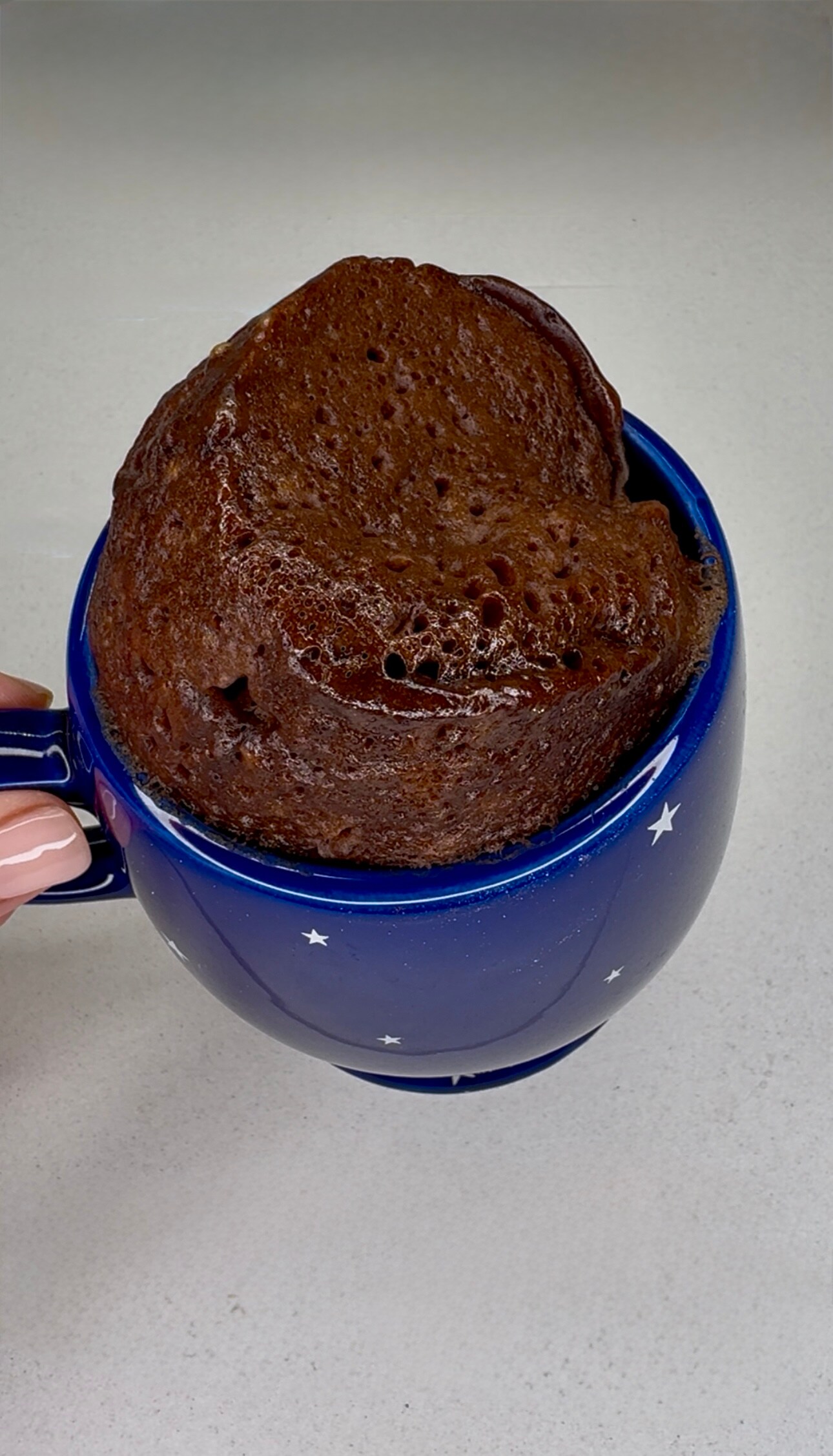 Bolo de caneca com creme de avelã no micro-ondas