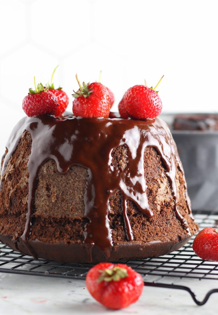 Bolo de Chocolate com Cobertura e Morangos