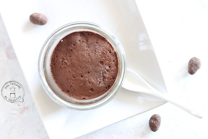 Bolo de chocolate em pote no micro-ondas