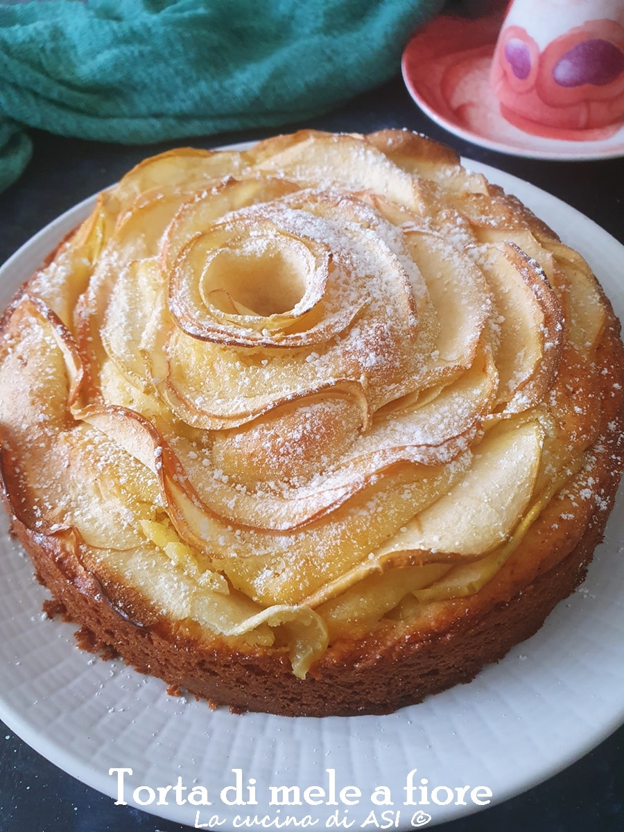 Bolo de maçã em flor macio e perfumado