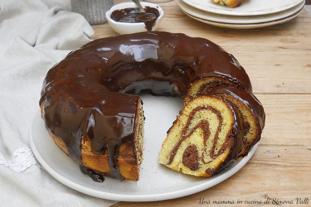 bolo marmorizado com cobertura de chocolate amargo
