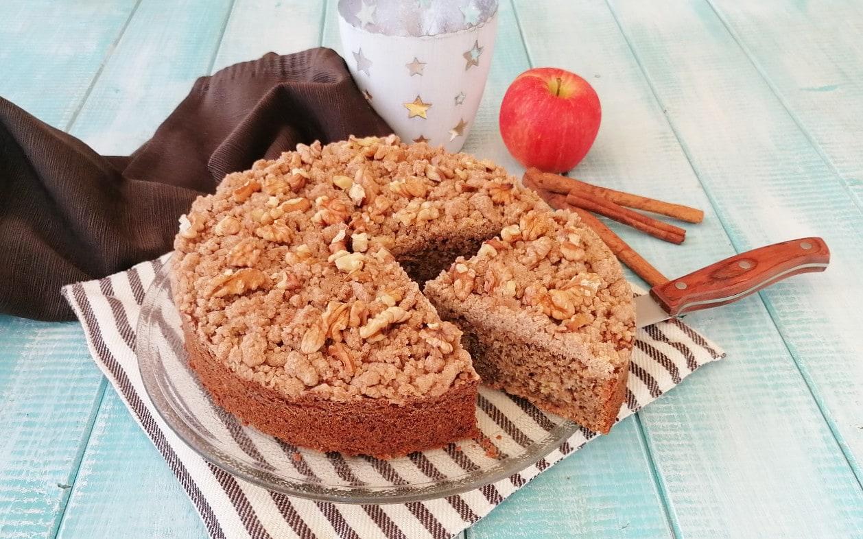 BOLO CRUMBLE COM MAÇÃS E NOZES
