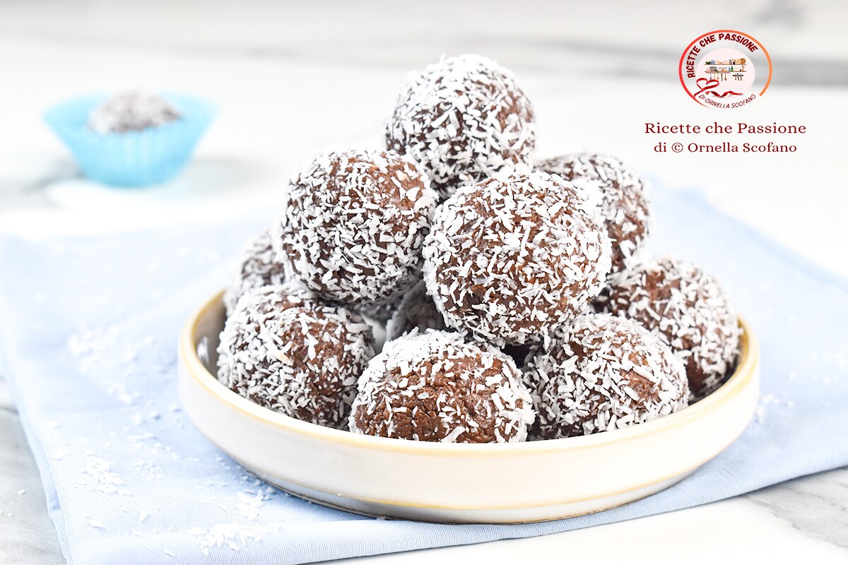 Brigadeiros de coco e chocolate com leite condensado