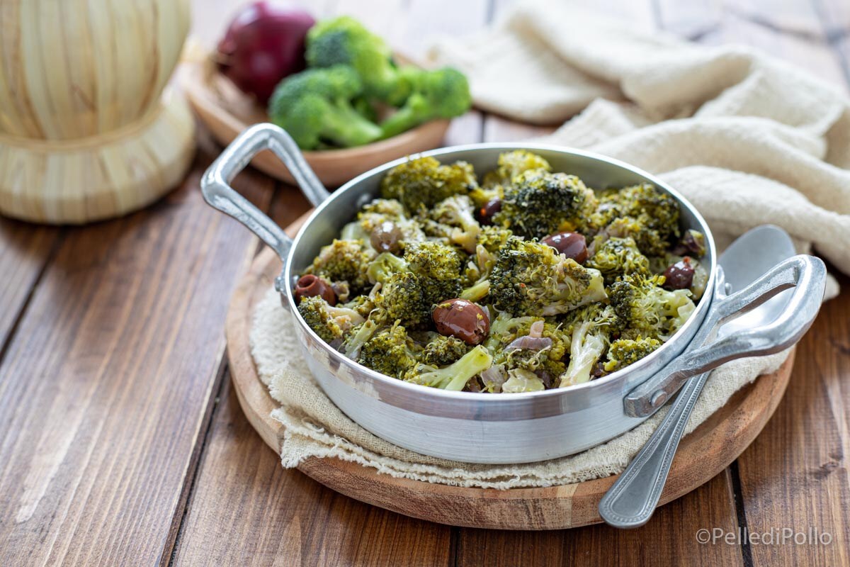 Brócolis ensopados com cebola e vinho tinto