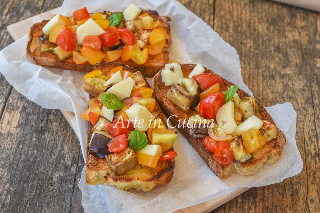 Bruschettas com berinjela à mediterrânea