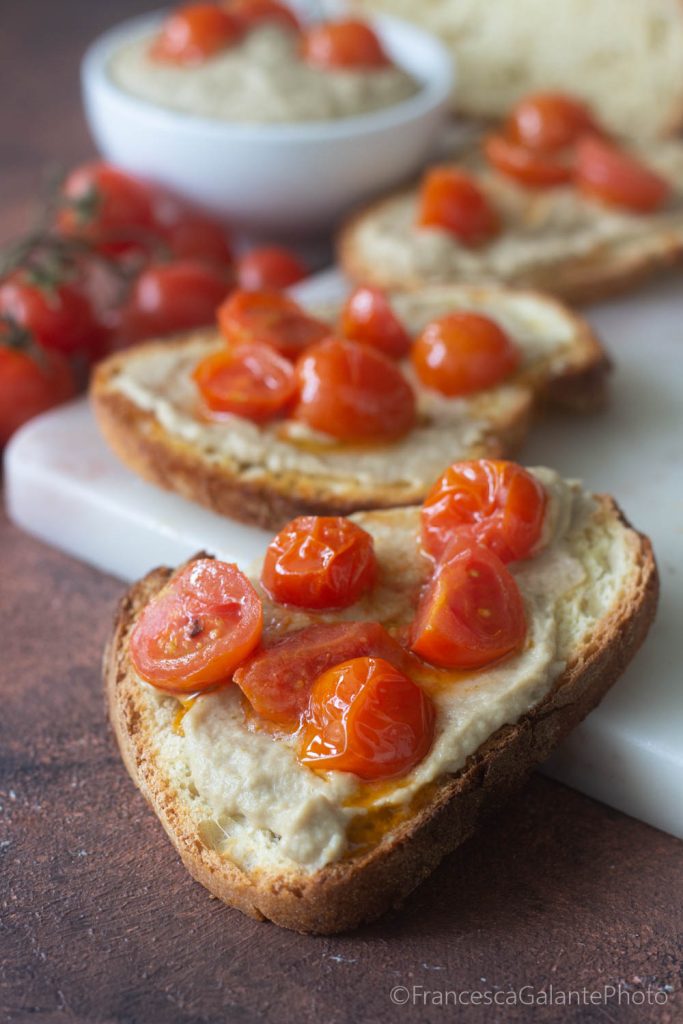 Bruschetta com molho de berinjela e atum