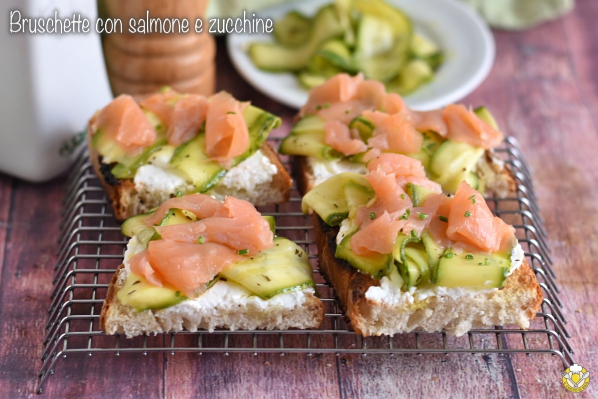Bruschettas com salmão e abobrinhas marinadas