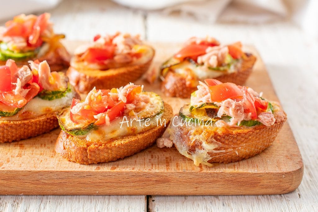 Bruschettas de pão com abobrinha e atum