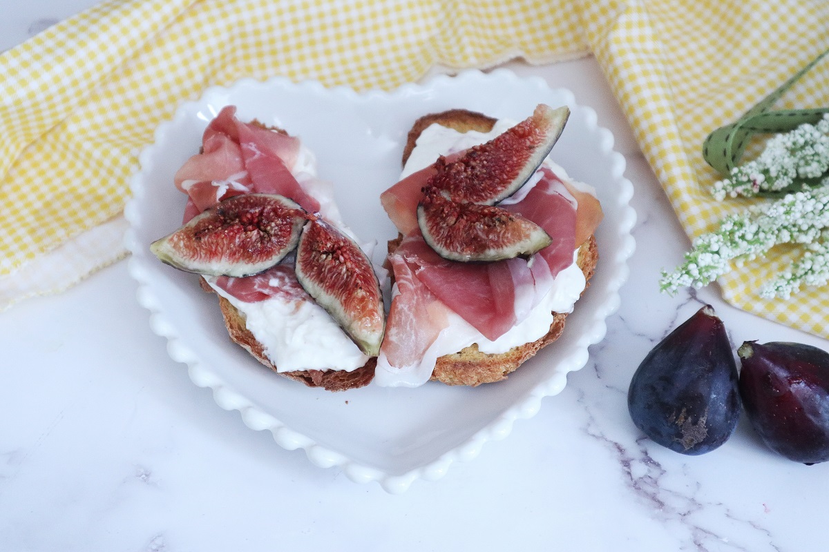 Bruschettas com stracciatella presunto cru e figos