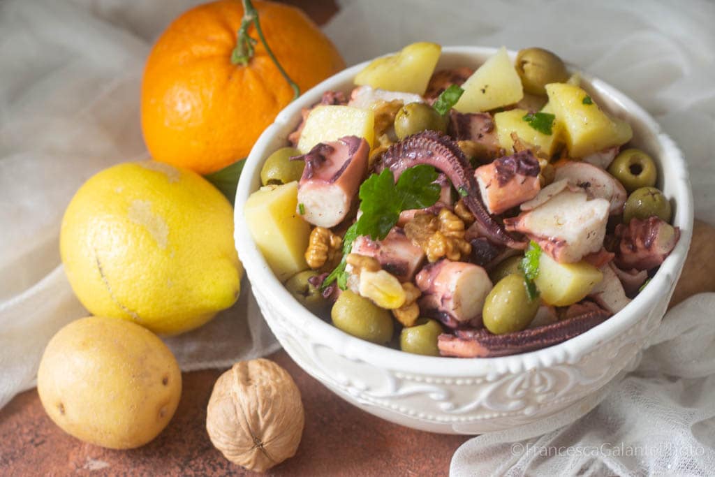 Polvo aos cítricos com batatas e nozes