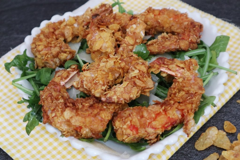 Camarões crocantes com corn flakes