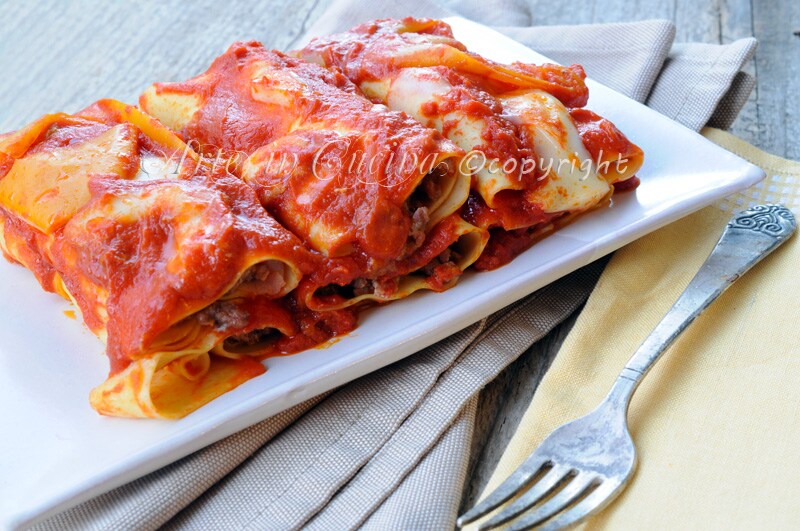 Canelones recheados de carne e ricota com pimentões