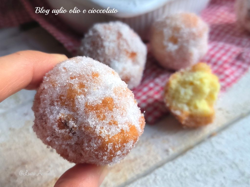 Castagnole como se faziam antigamente em cinco minutos tudo na tigela, as famosas bolinhas fritas que a vovó fazia com seu método infalível, o sucesso é garantido