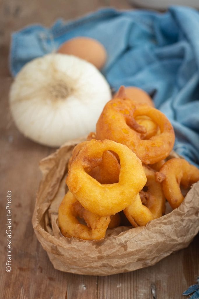 Anéis de cebola fritos com massa batida