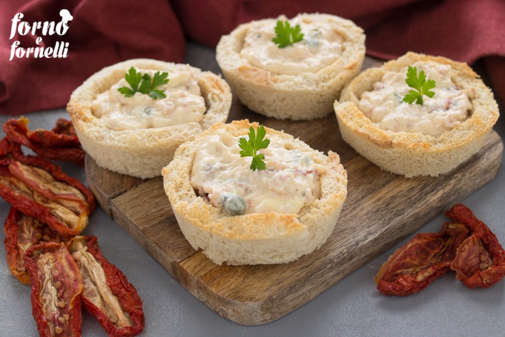 cestinhas de pão com atum para aperitivos