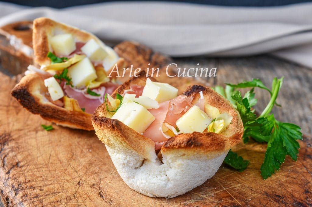 Cestinhos de pão com alcachofras e speck