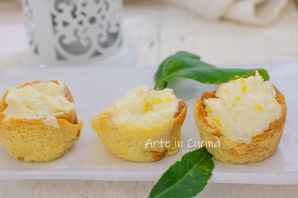 Cestinhos de pandoro com chantilly de limão