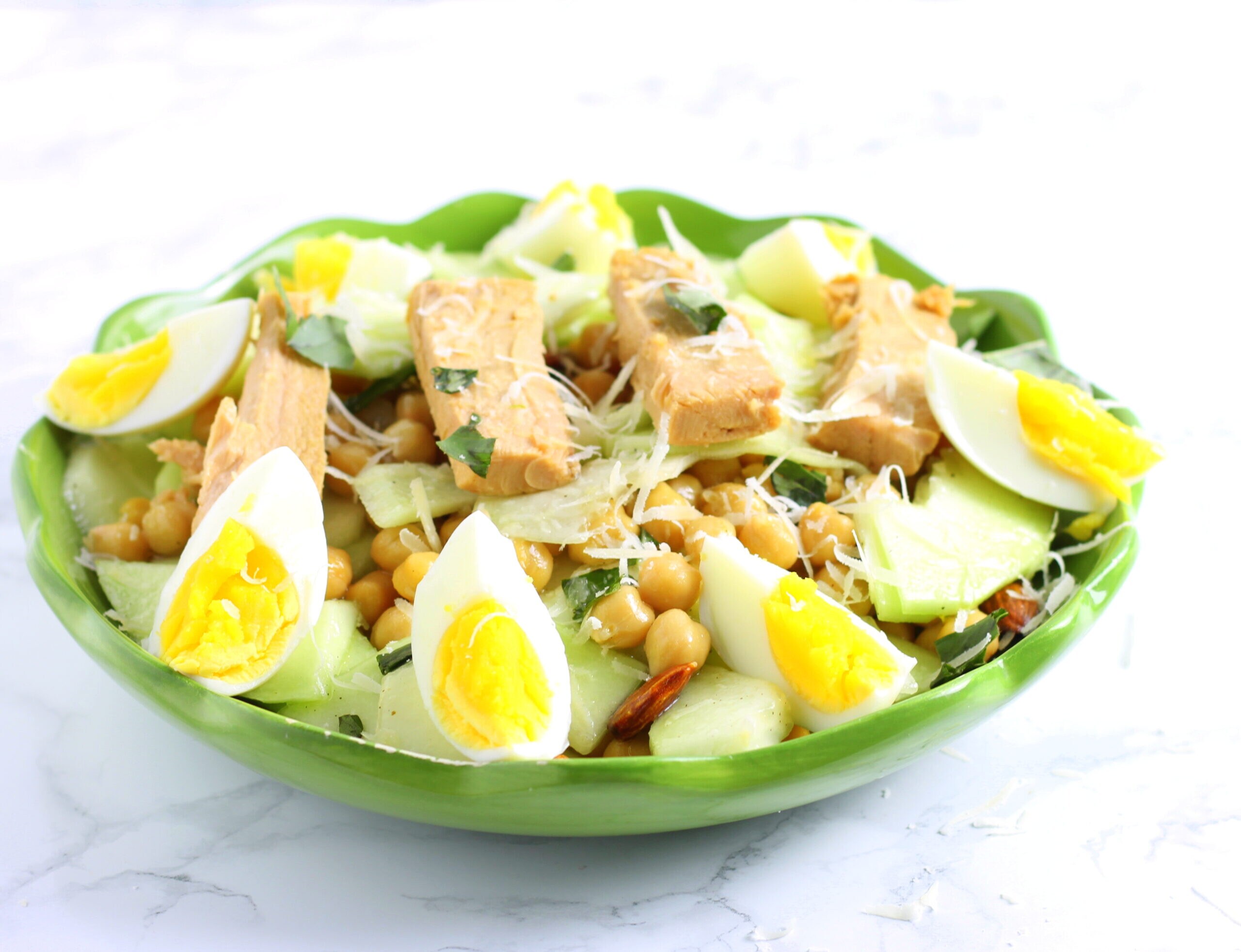 Salada de pepino, grão-de-bico, atum e ovos