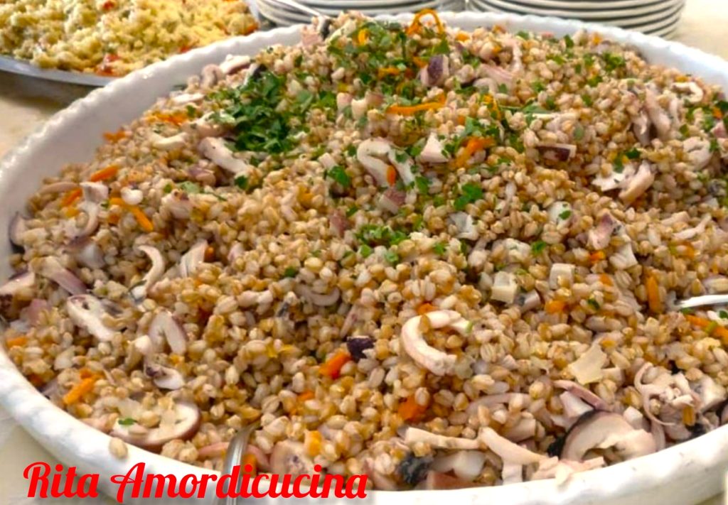 Salada de frutos do mar com cevada e cenouras