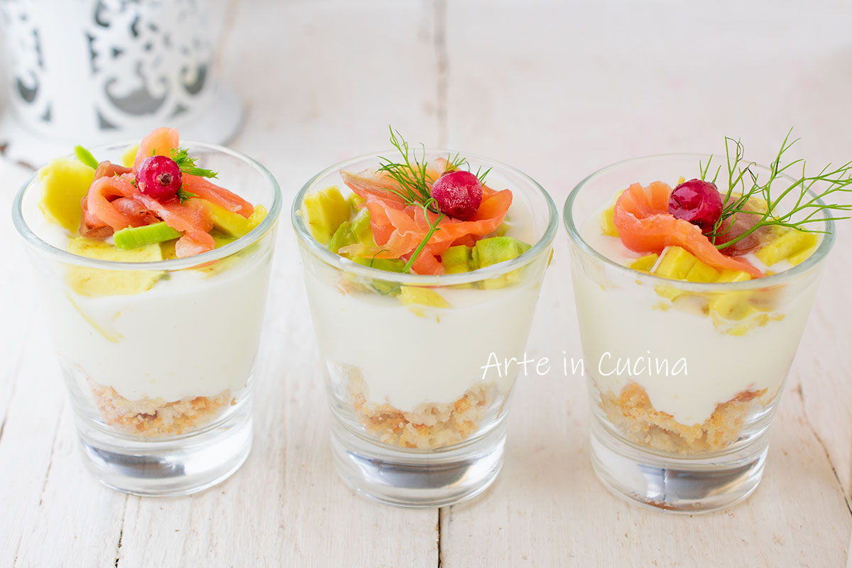 Cheesecake salgada de salmão e abacate em porções individuais