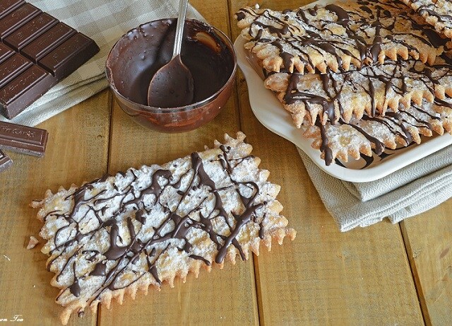 CHIACCHIERE ASSADAS FRIÁVEIS E CROCANTES