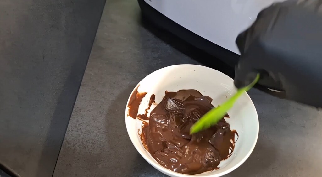 Chocolate derretido em intervalos de 20 segundos no micro-ondas