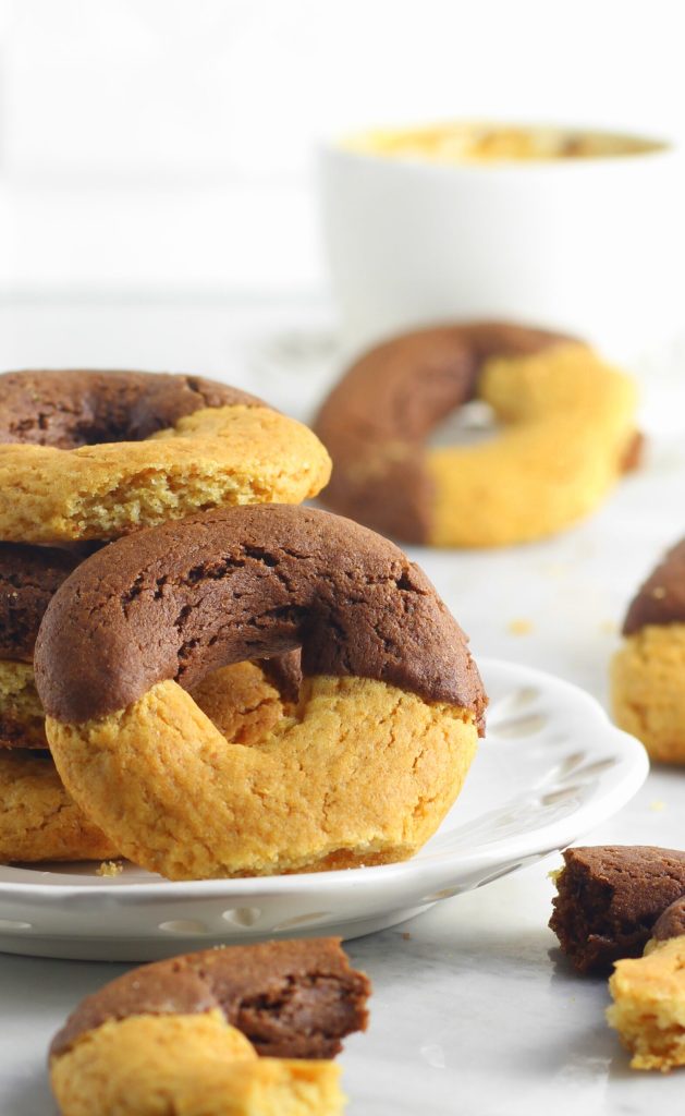 Biscoitos bicolores com creme de leite e cacau