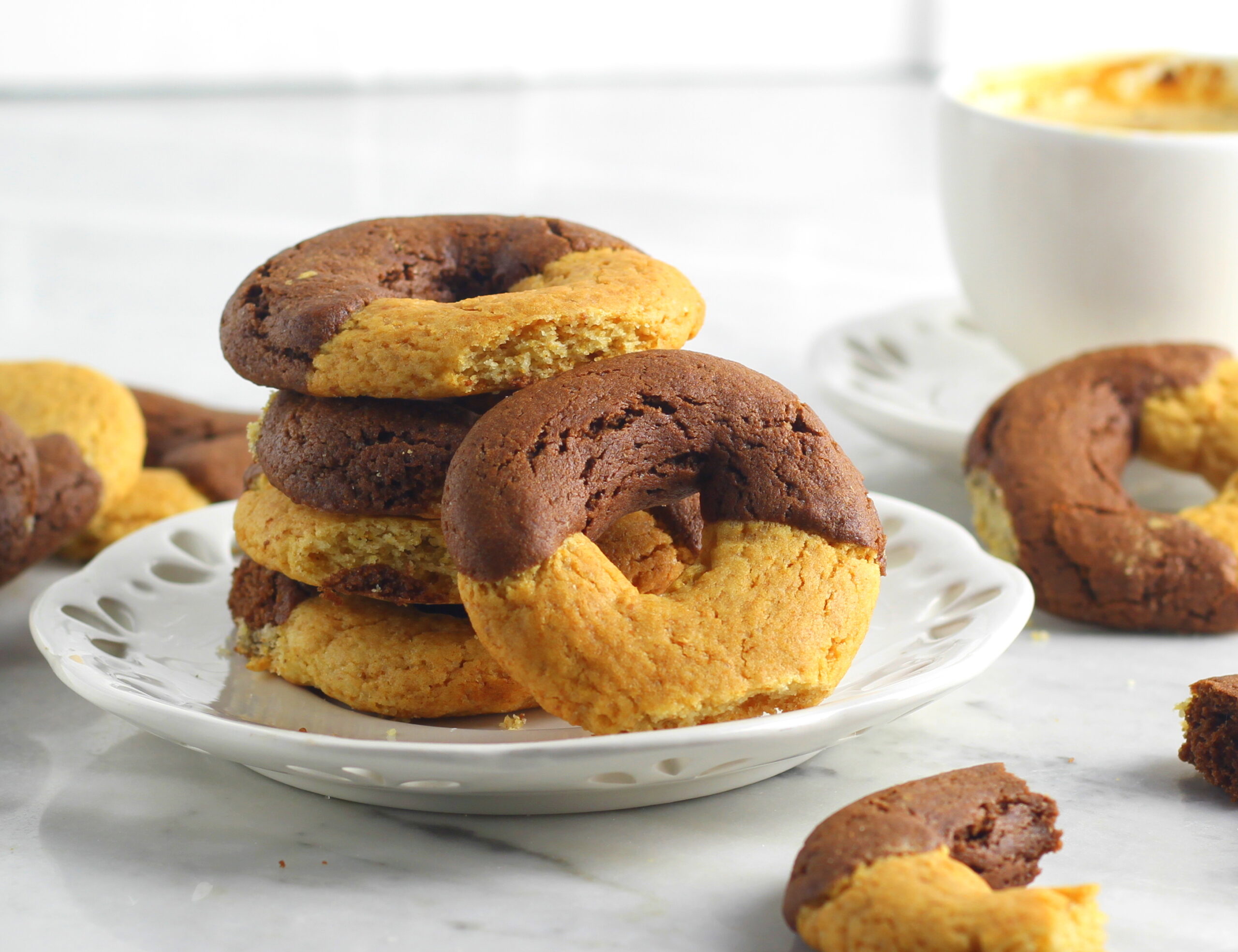 Rosquinhas bicolores com creme de leite e cacau