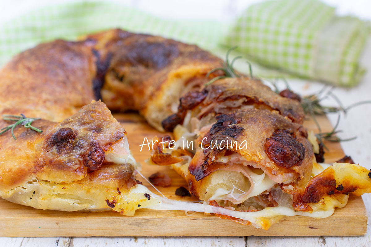 Rosca de pizza com speck e provolone