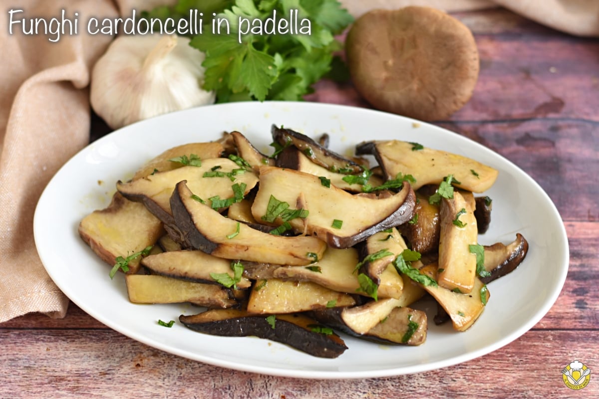 Cogumelos cardoncelli na frigideira