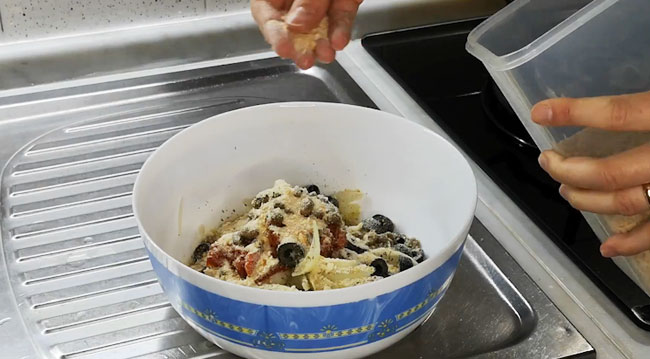 condimento para o funcho gratinado à mediterrânea em uma tigela