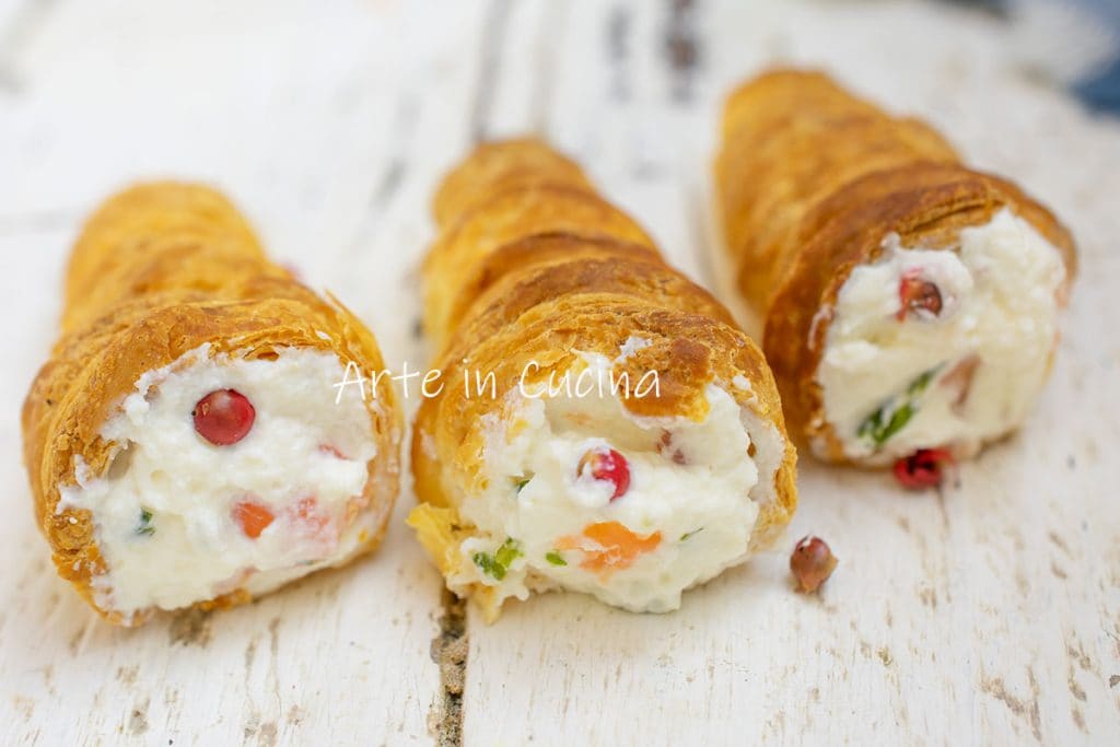 Cone de folhada com ricota e salmão aperitivo