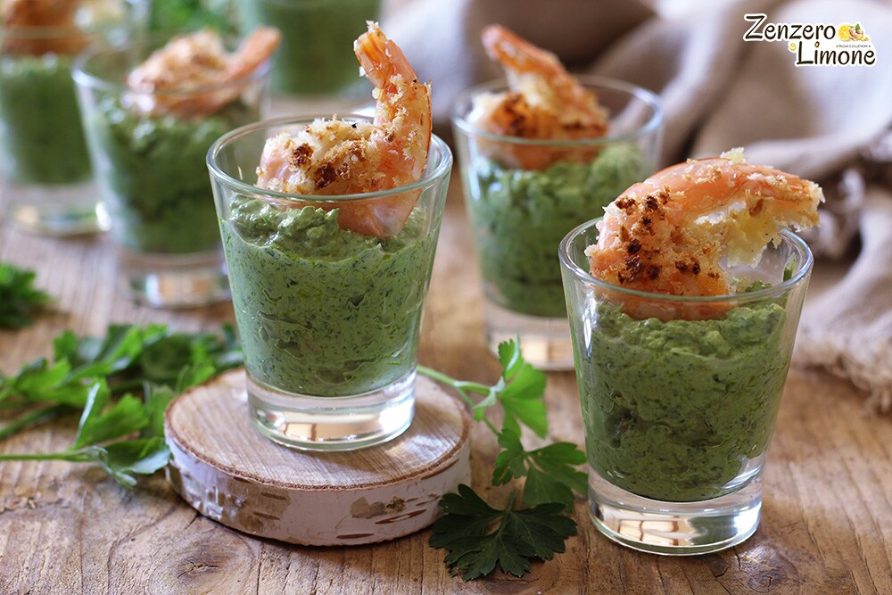 Copinhos com camarões e creme de salsa