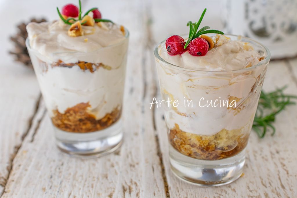 Copinhos de pandoro com torrone e café