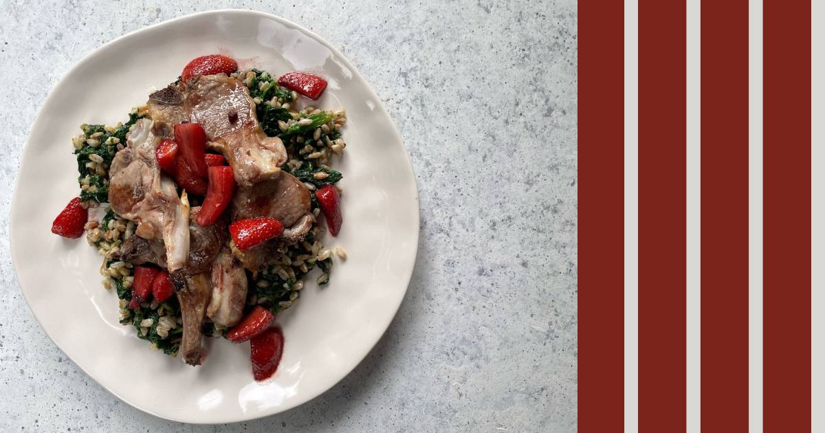 Costeletas de cordeiro com farro e morangos