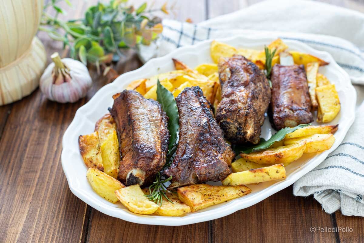 Costelinhas e batatas na fritadeira sem óleo