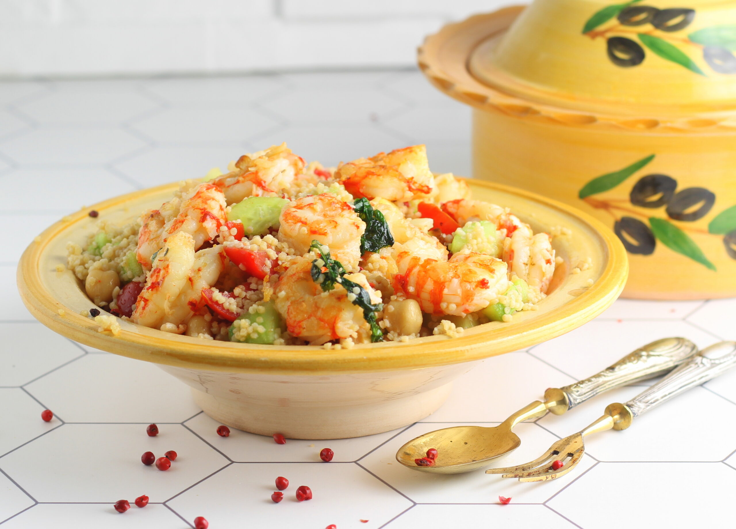 Cous cous com camarões e tomatinhos