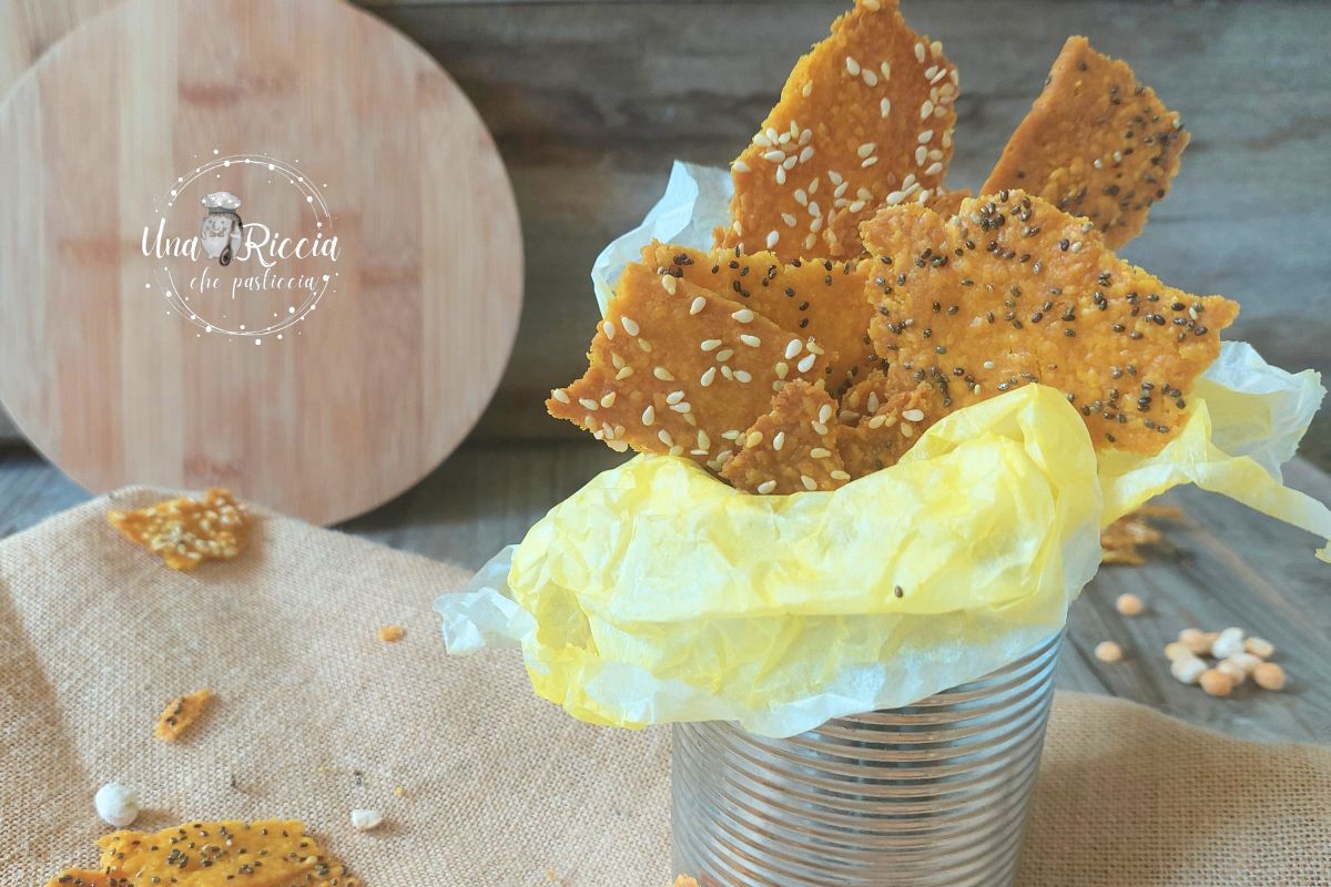 Cracker com cúrcuma e aquafaba