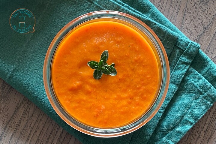 Creme de pimentão e batatas em cozimento no pote
