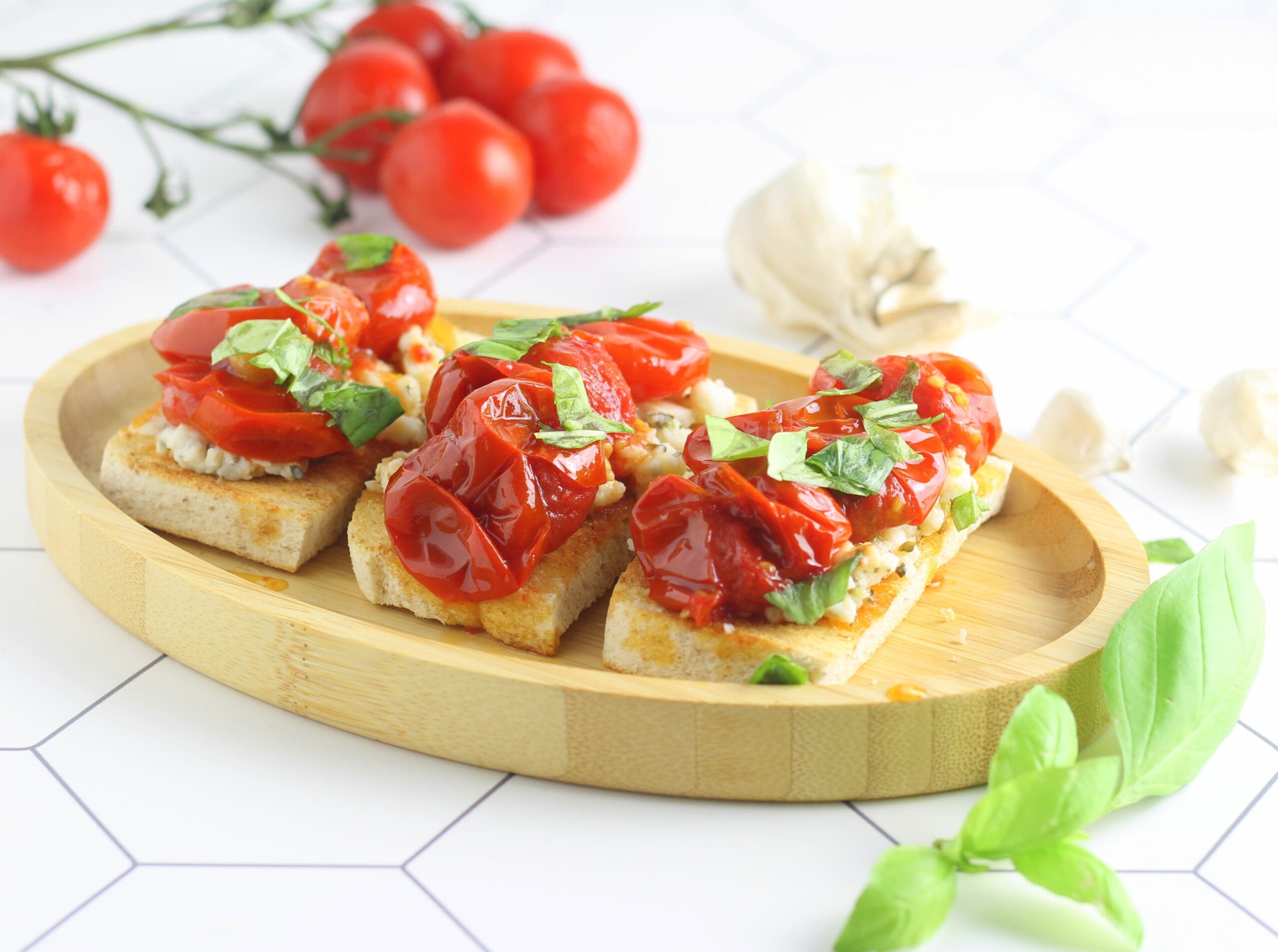 Crostini com tomatinhos cozidos na frigideira