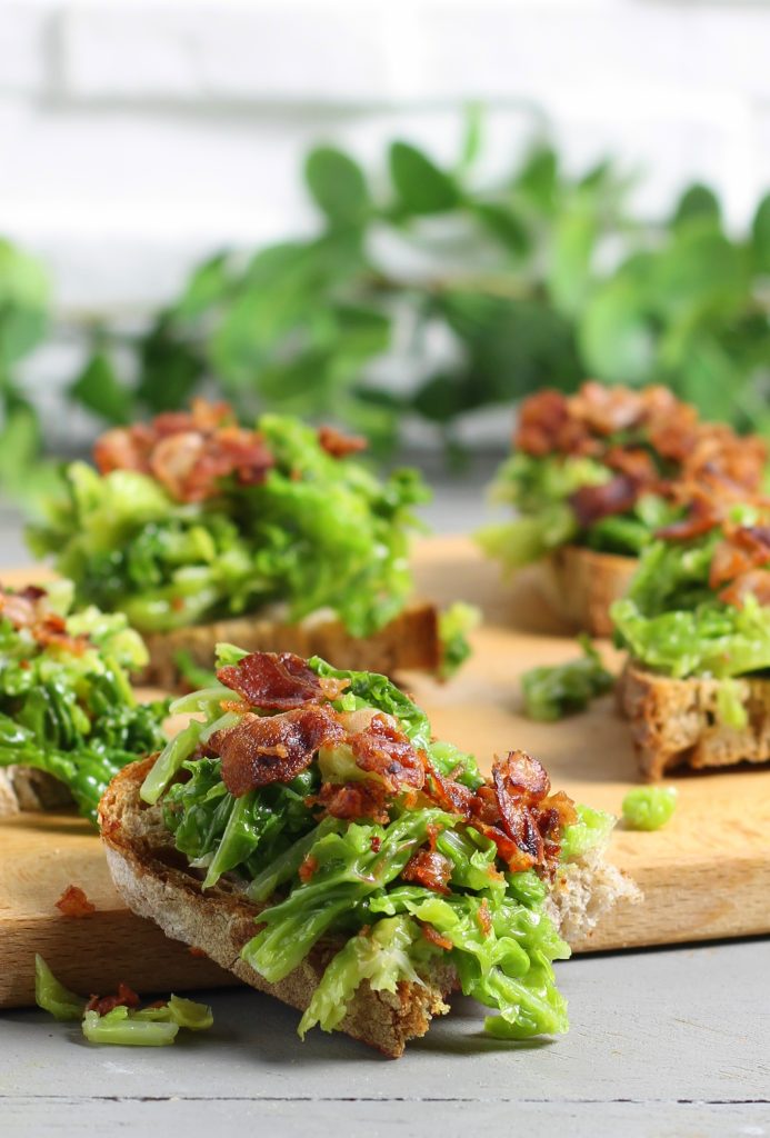 Torradas com repolho e bacon crocante