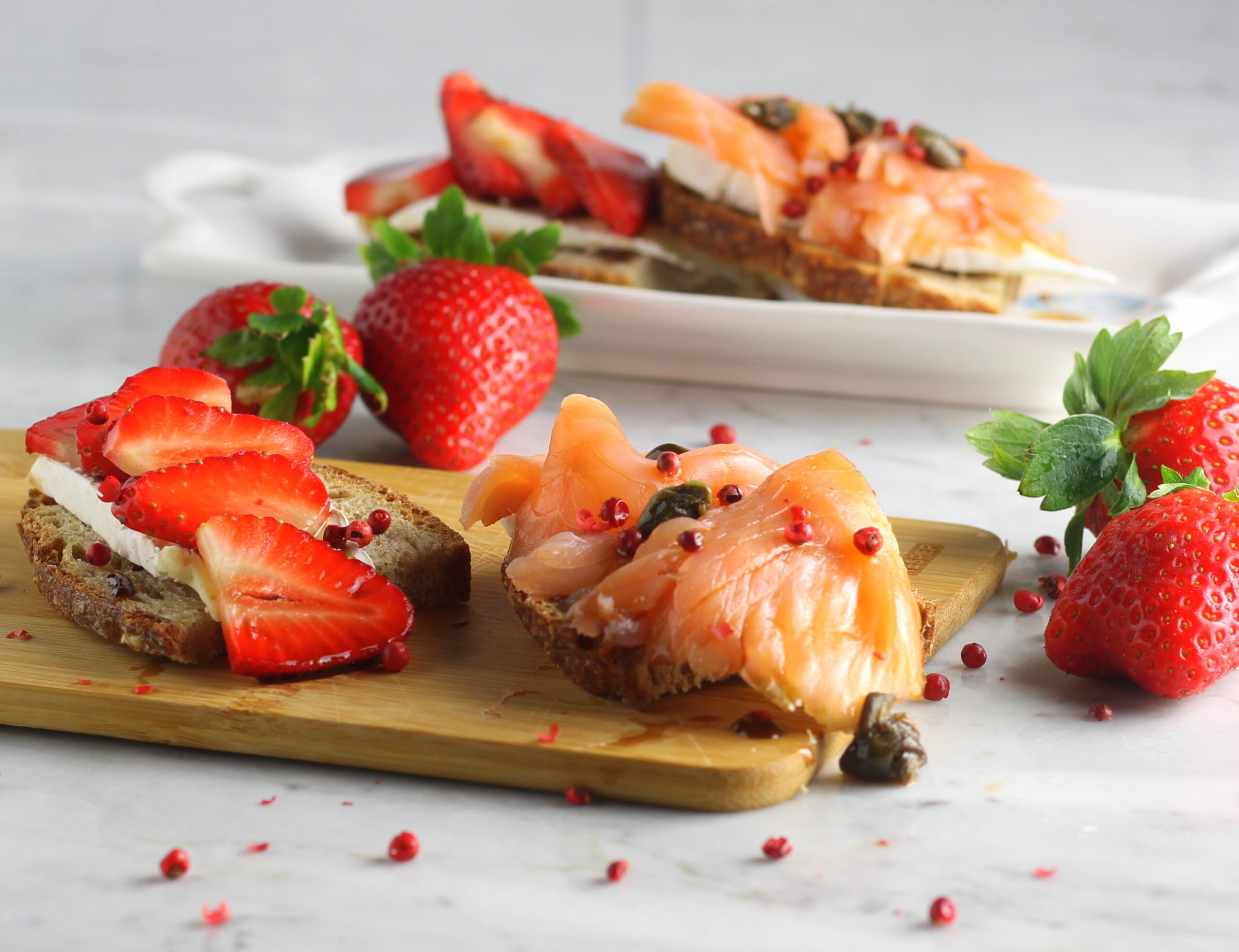 Crostini de morango, salmão e brie