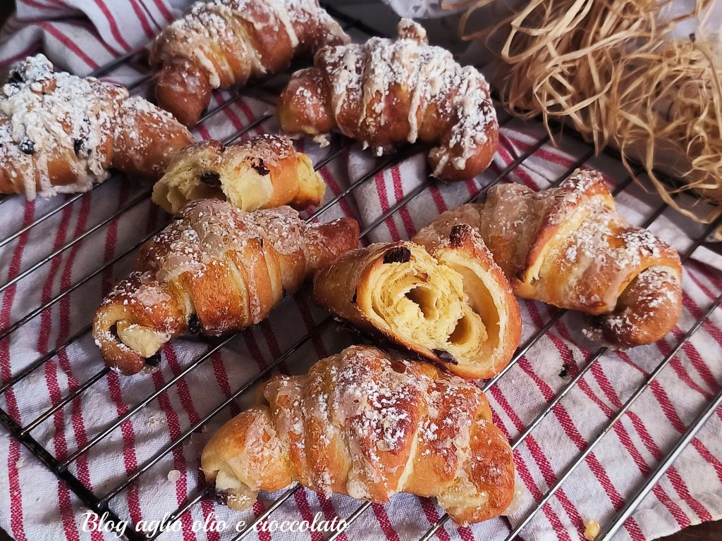 Croissants com duas massas, uma deliciosa combinação de brioche e massa folhada que tornam o café da manhã ou o lanche especiais