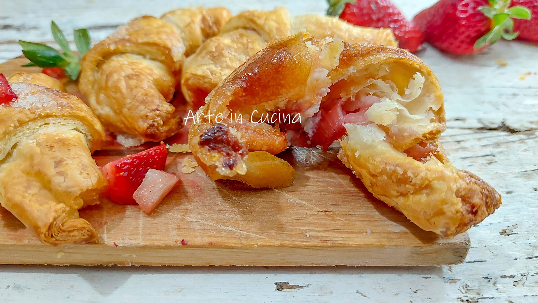 CROISSANTS de MASSA FOLHADA com MORANGOS e ricota