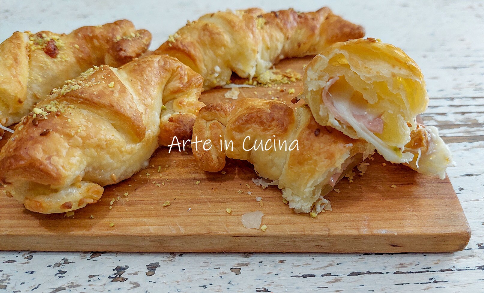 CROISSANTS de MASSA FOLHADA COM STRACCHINO E MORTADELA