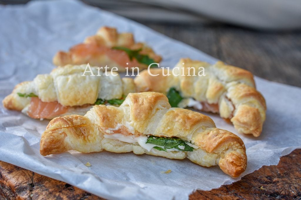Croissants de massa folhada com salmão
