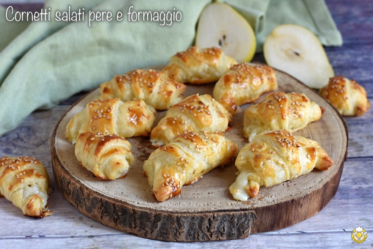 Croissants salgados com peras e queijo