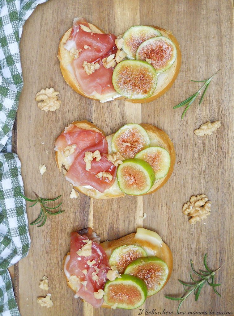 Crostini com figos, presunto cru e brie