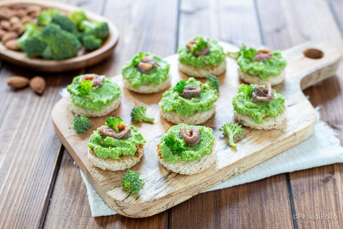 Crostini com creme de brócolis e anchovas