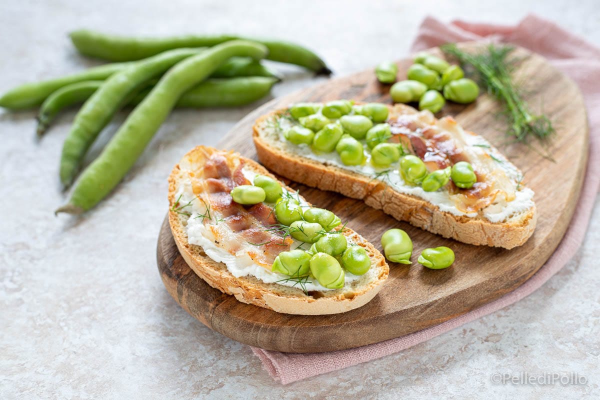 Crostini com favas e guanciale